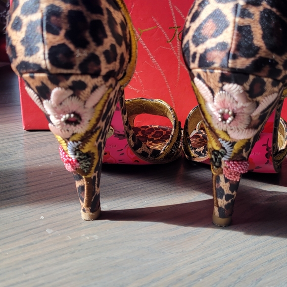 Betsey Johnson embroidered heels - Picture 13 of 14